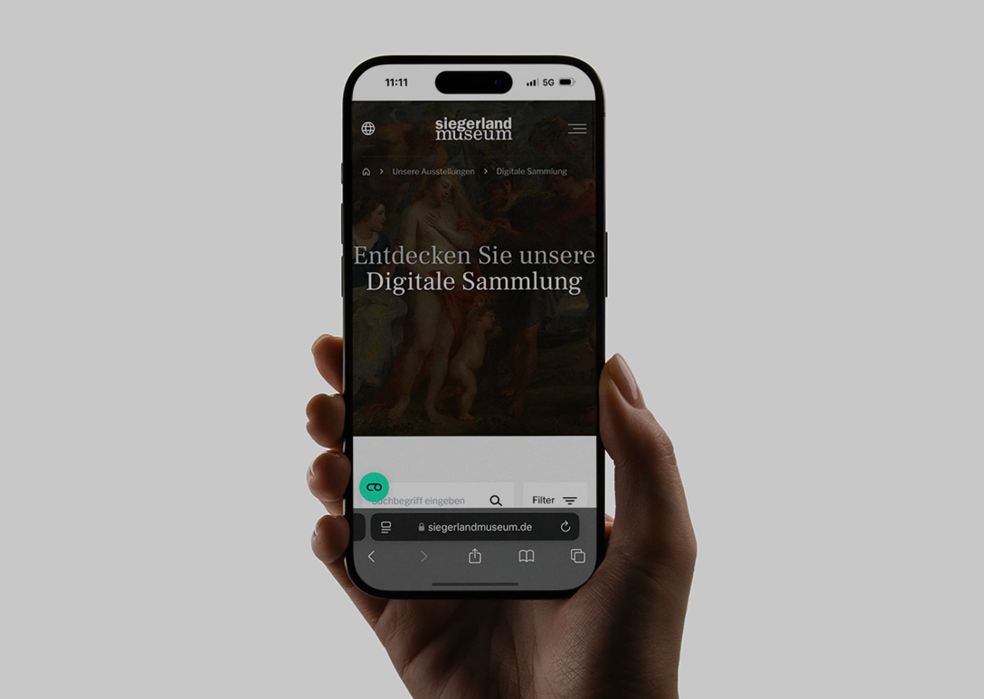 Smartphone zeigt die Webseite des Siegerlandmuseums mit digitaler Sammlung.