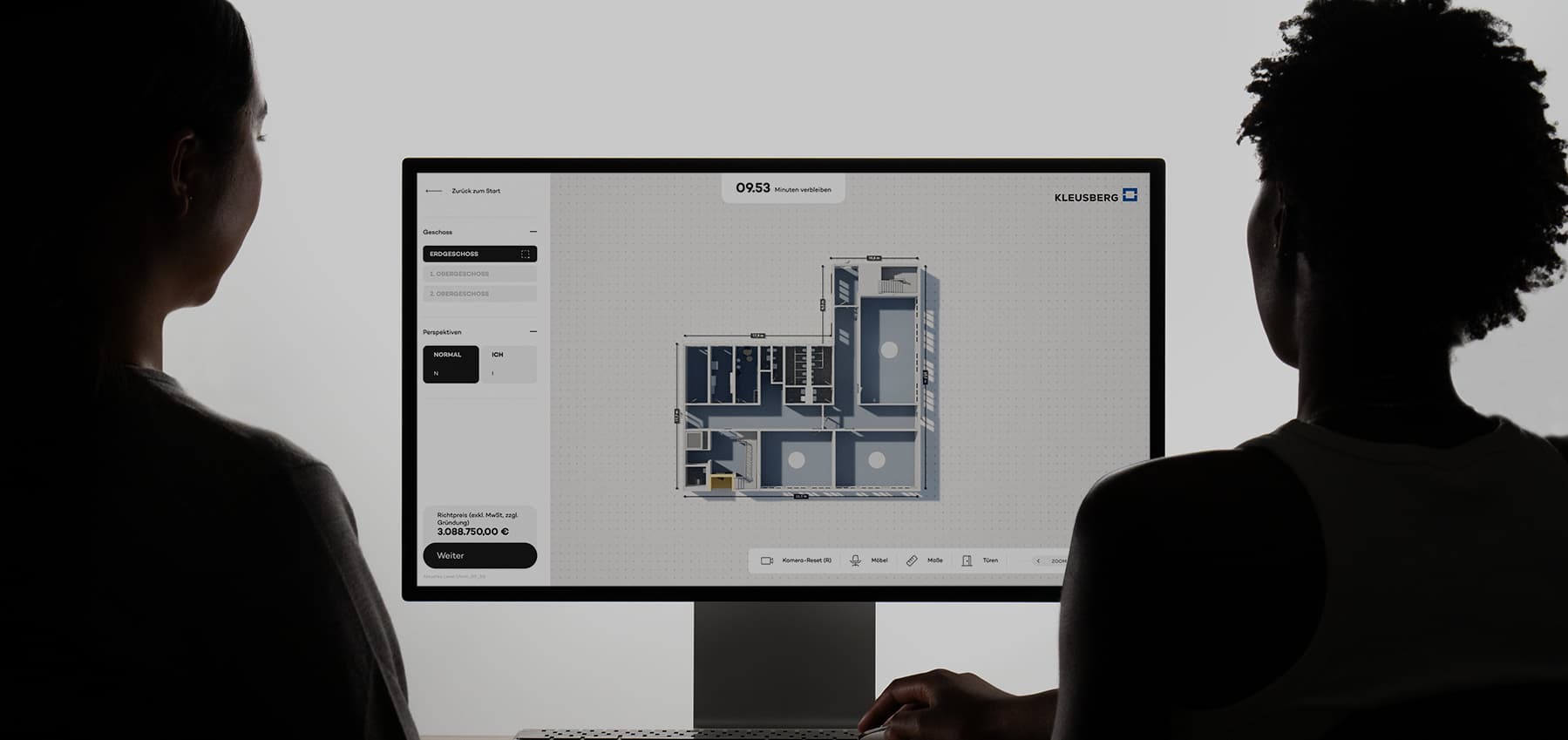 Zwei Personen betrachten Grundrissansicht im Schulbau-Konfiguraotr auf einem Computerbildschirm.