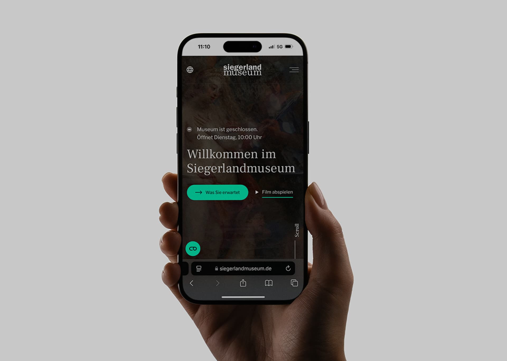 Smartphone-Display mit Siegerlandmuseum-Website, gehalten von einer Hand.