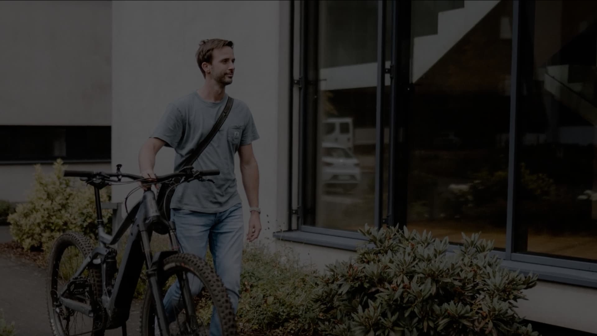 Ein Mitarbeiter der Agentur reaze aus Siegen kommt mit seinem Fahrrad zur Arbeit.