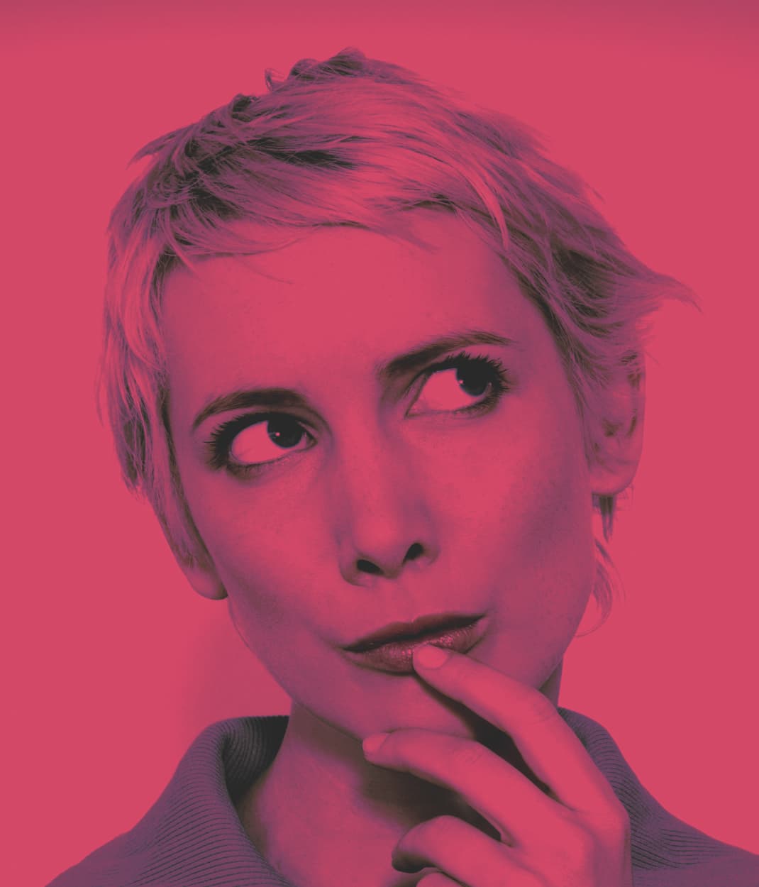 Eine junge Frau, die nachdenklich schaut - als Kampagnenmotiv. 