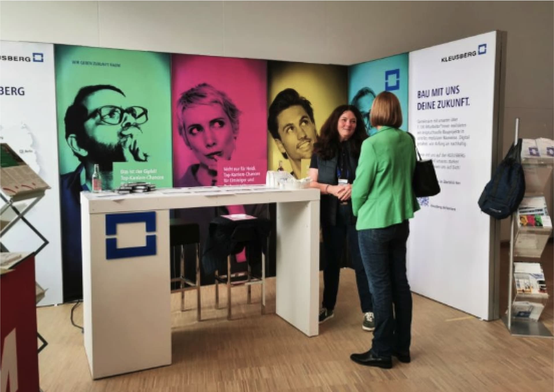 Messestand von Kleusberg mit dem Design zur Employer-Branding-Kampagne. 