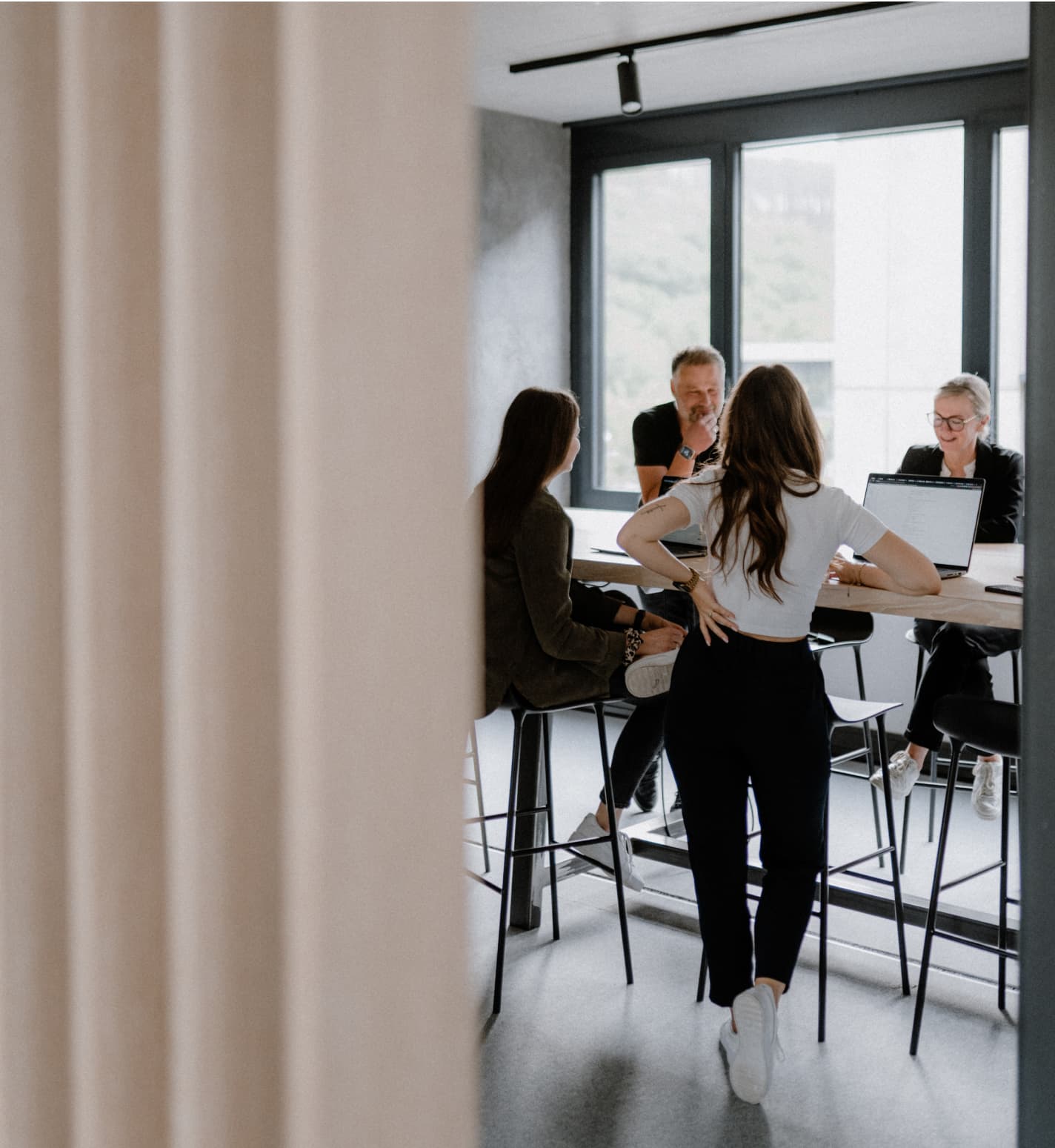 Mitarbeitende der Agentur reaze stehen gemeinsam am Hochtisch. 