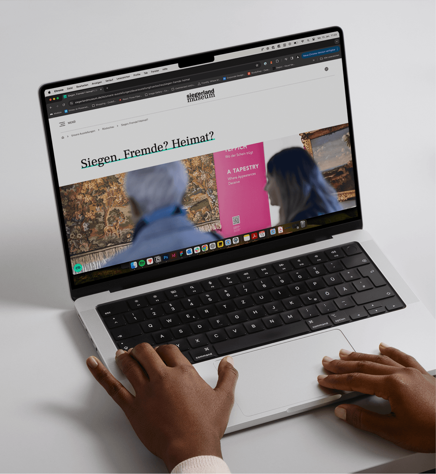 Laptop mit geöffneter Webseite des Siegerlandmuseums, Thema: Siegen, Fremde? Heimat?