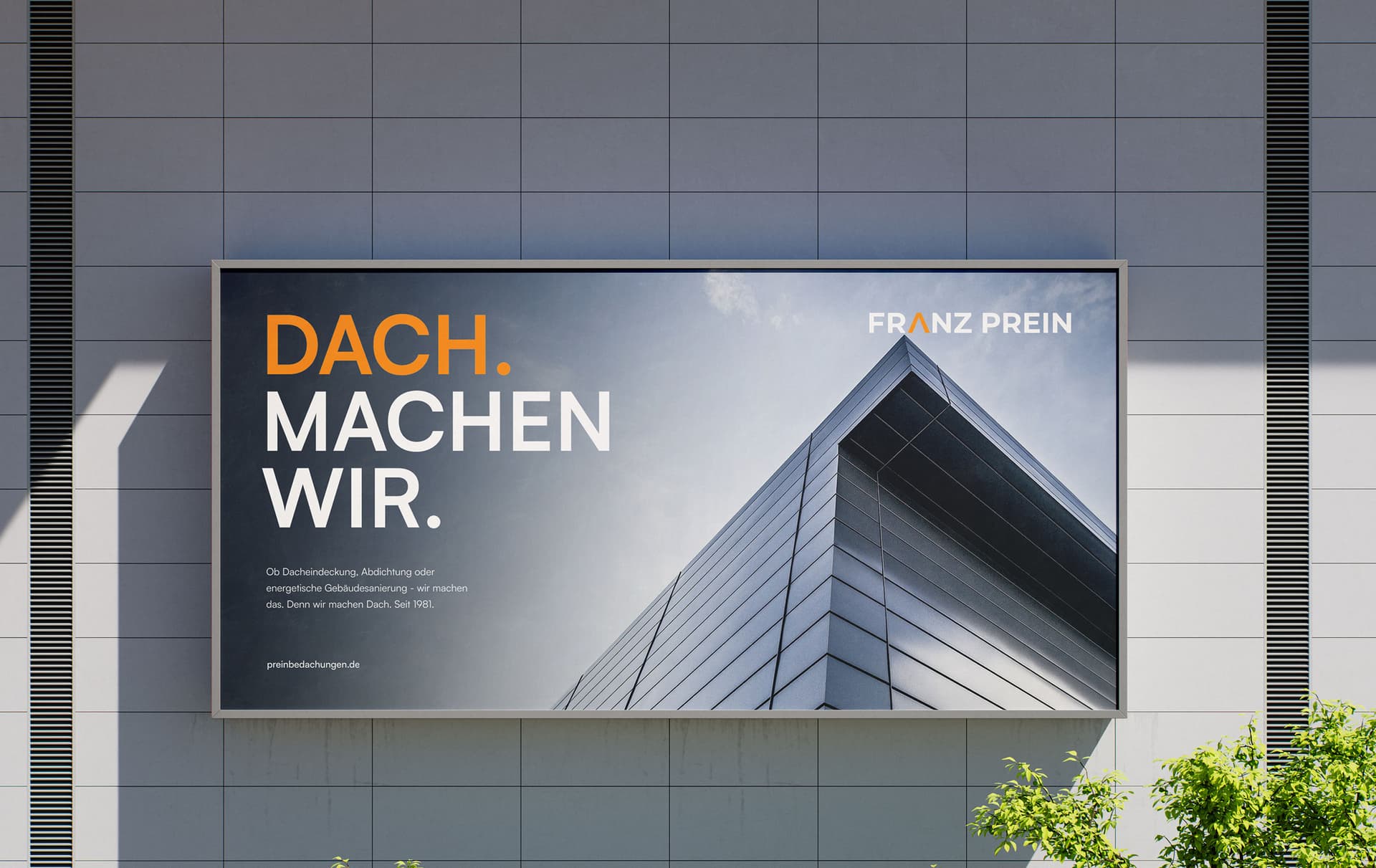 Ein großes Werbeplakat für Prein mit der Aufschrift: "Dach. Machen wir."