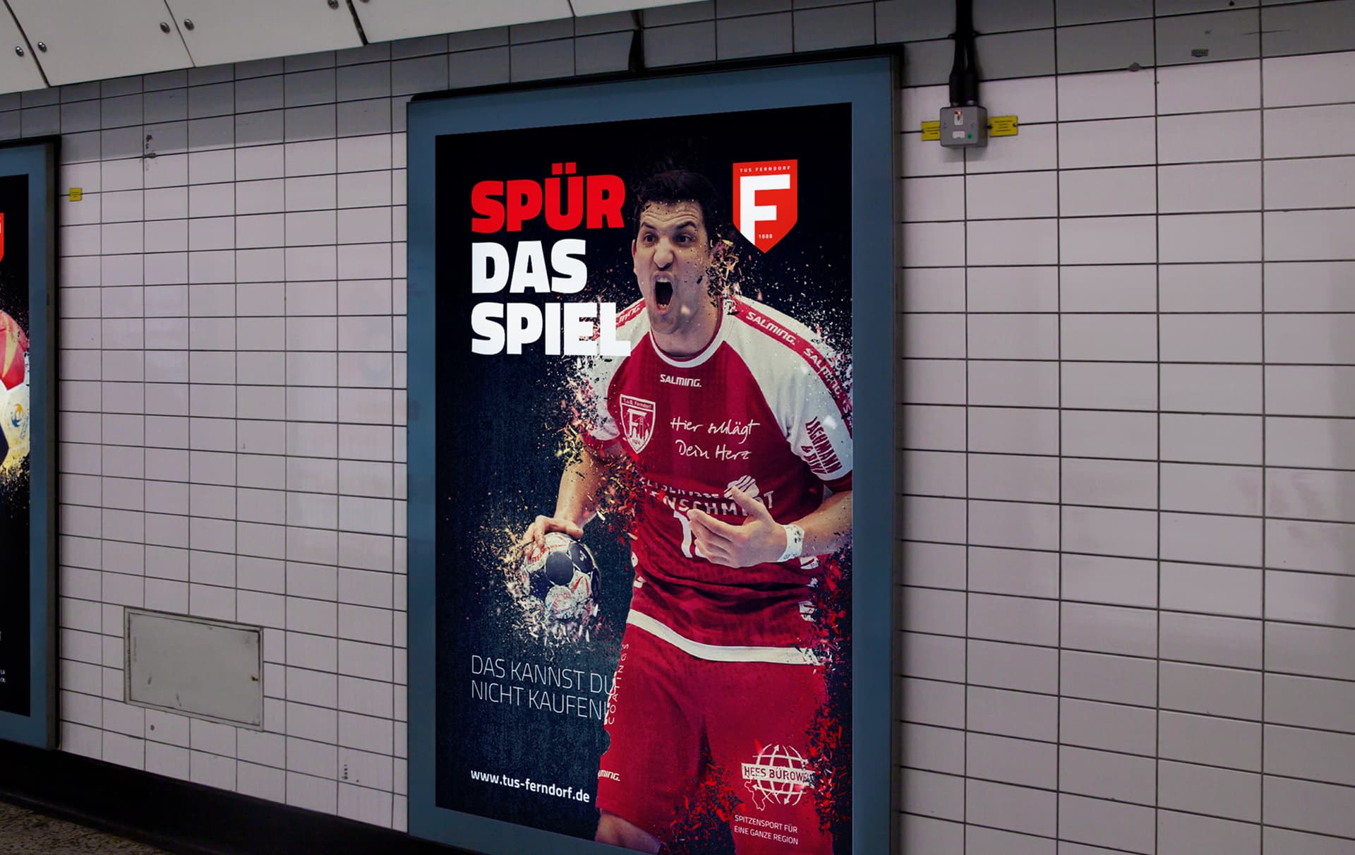 Ein Plakat für den TUS Ferndorf mit einem Handballprofi
