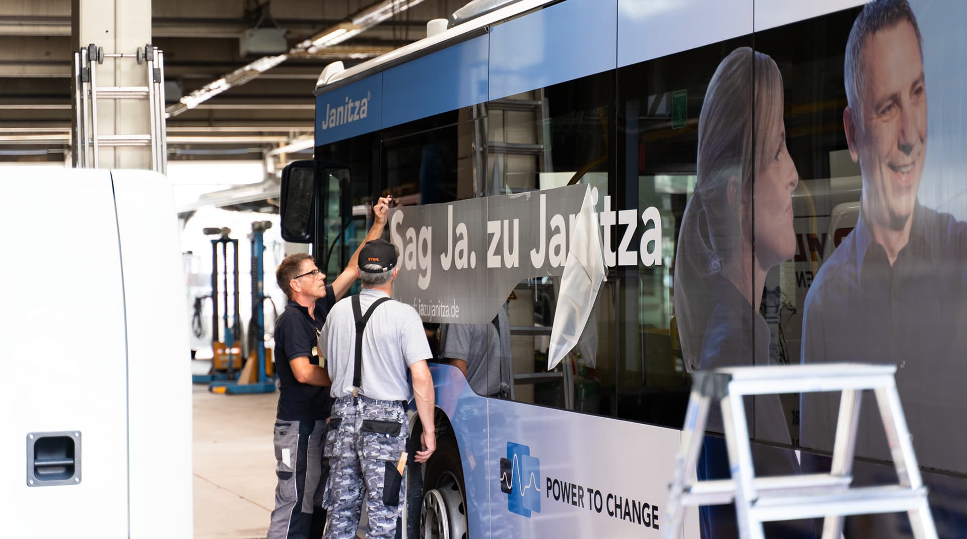 Ein Foto von einer Busfolierung für Janitza im Zuge eine Employer Branding Kampagne