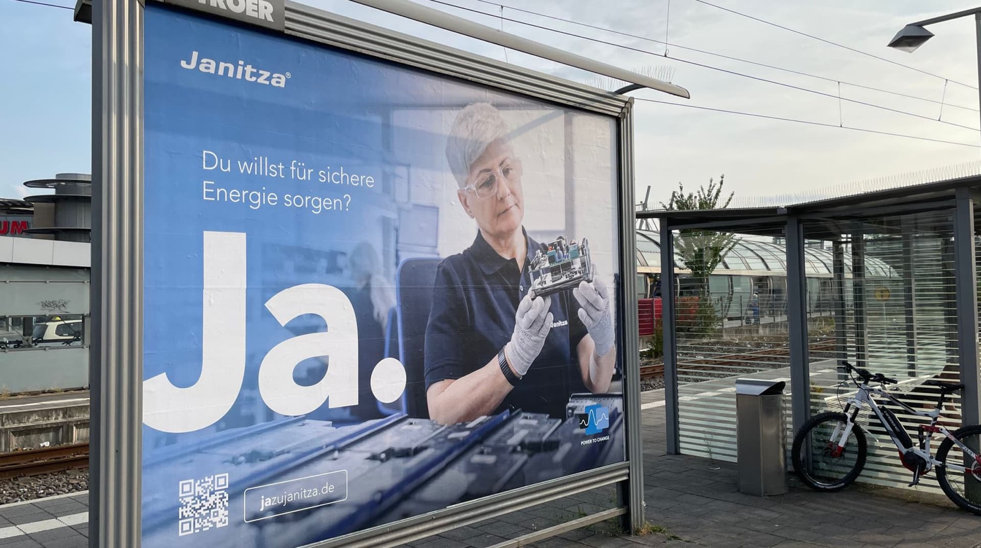 Ein Employer Branding Plakat für Janitza mit einer abgebildeten Person und der Aufschrift "JA""