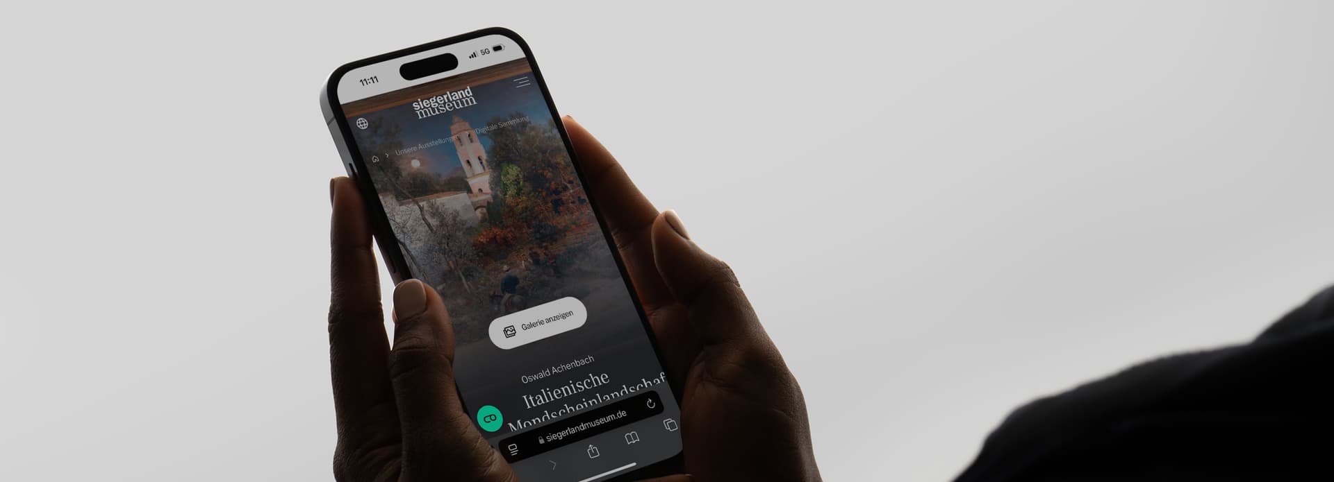 Ein Smartphone, mit einer Landingpage für das Siegerlandmuseum