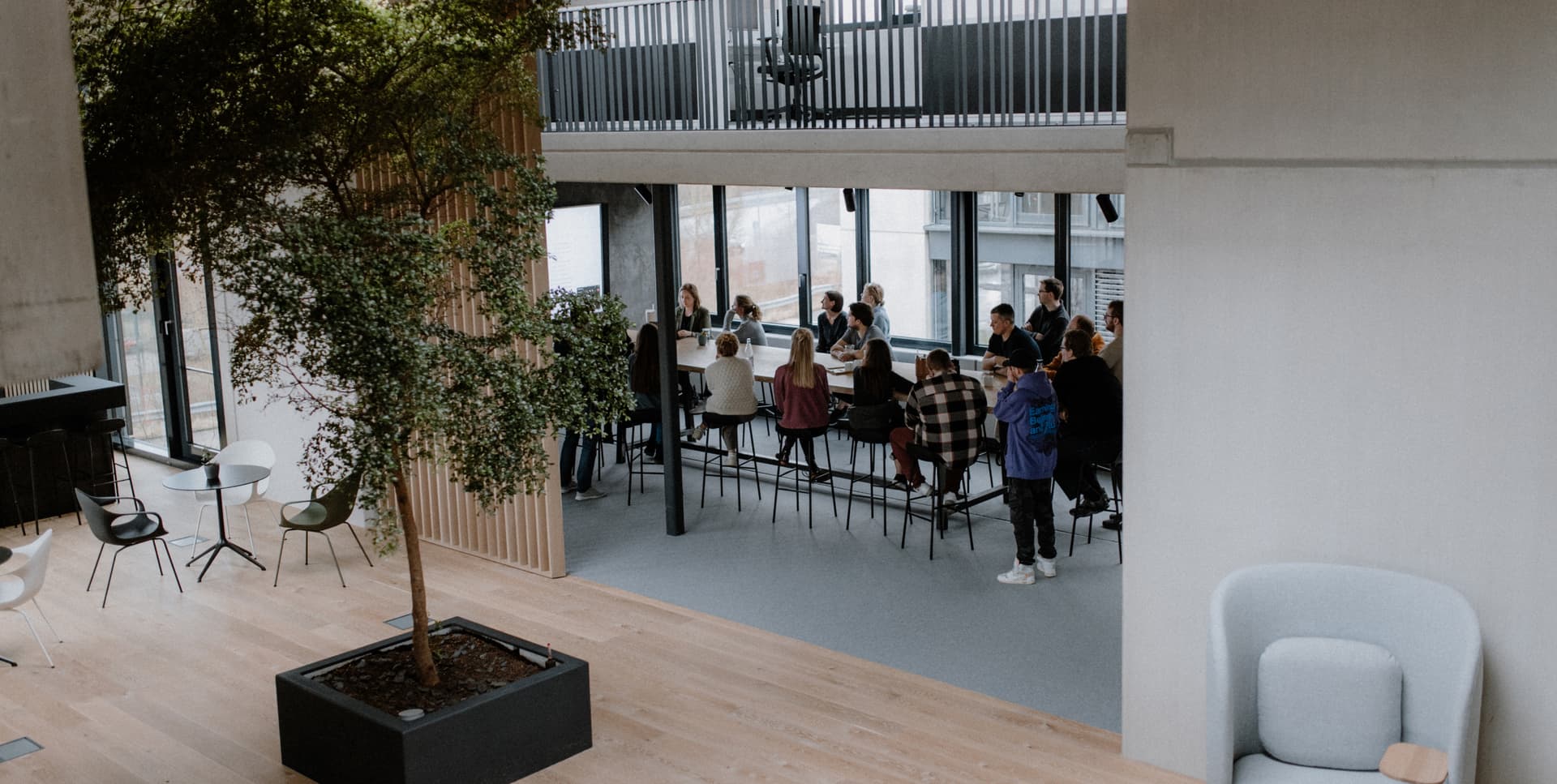 Eine Gruppe von reaze-Mitarbeitenden sitzt an einem Konferenztisch