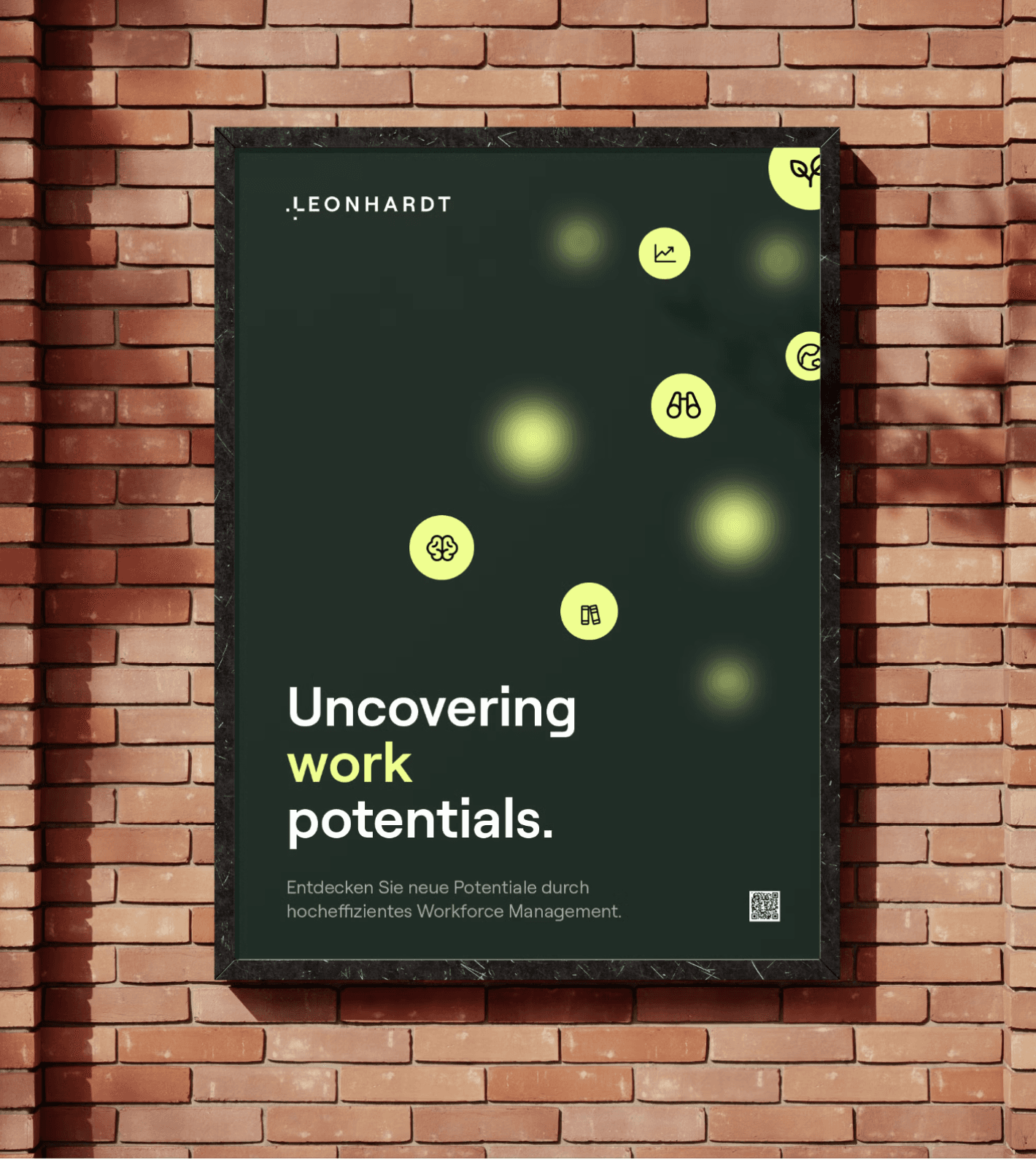 Ein grünes Werbeplakat für Leonhardt, mit Icons und dem Claim "Uncovering work potentials"