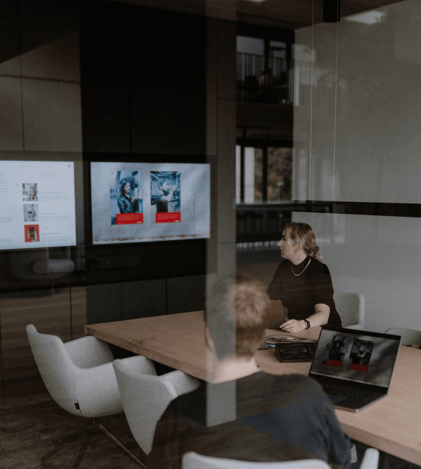 Eine Meetingsituation mit Personen vor Laptops