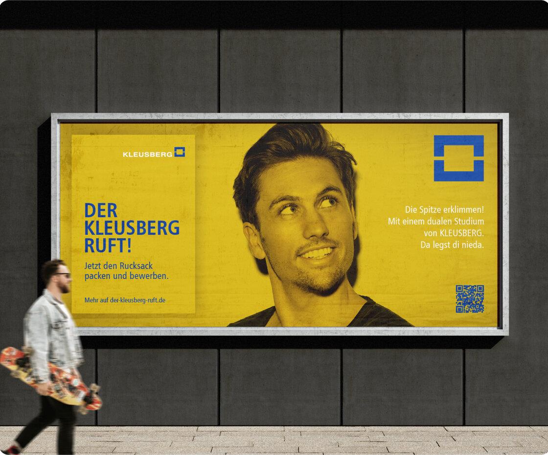 Gelbes Werbeplakat zu einer Kampagne, um Mitarbeitende zu finden. 
