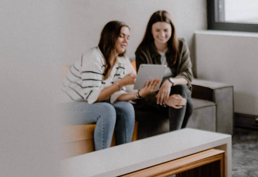 Blick in einen Büroraum, in dem mehrere Menschen arbeiten.