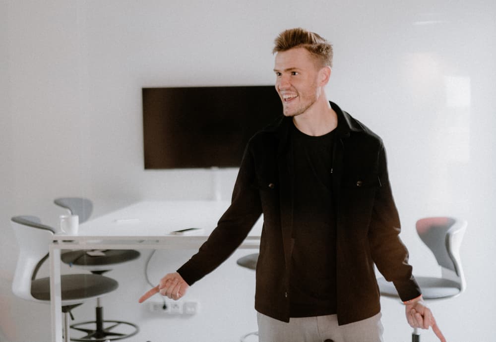 Ein Mann steht an einem Kicker und feiert seinen Sieg.